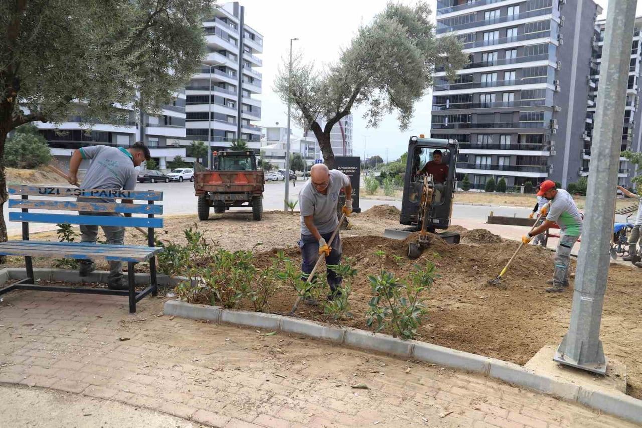 NAZİLLİ BELEDİYESİ, KIŞ AYLARI ÖNCESİNDE İLÇE GENELİNDEKİ PARK VE BAHÇELERDE TEMİZLİK VE BAKIM...