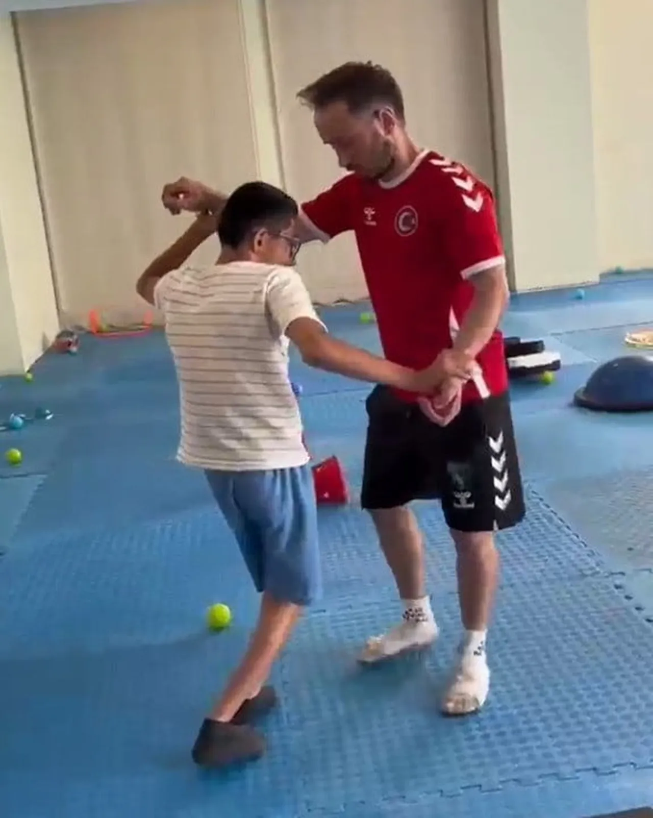 KÖRFEZ’DE ÖZEL SPORCULARIN EĞİTİMLERİNDE ORTAYA ÇIKAN NEŞELİ GÖRÜNTÜLER, SPORUN ENGELLERİ AŞMADAKİ...