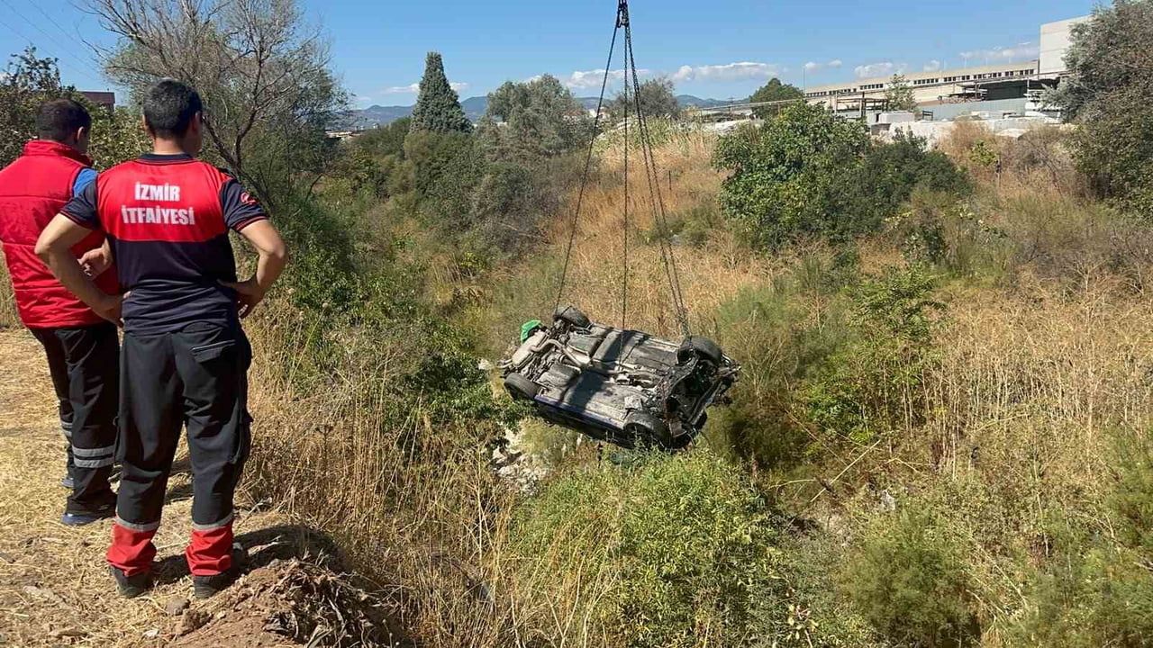 İZMİR'İN KEMALPAŞA İLÇESİNDE SÜRÜCÜSÜNÜN VİRAJDA KONTROLÜNÜ KAYBETTİĞİ OTOMOBİL AKARSU HAVZASINA...