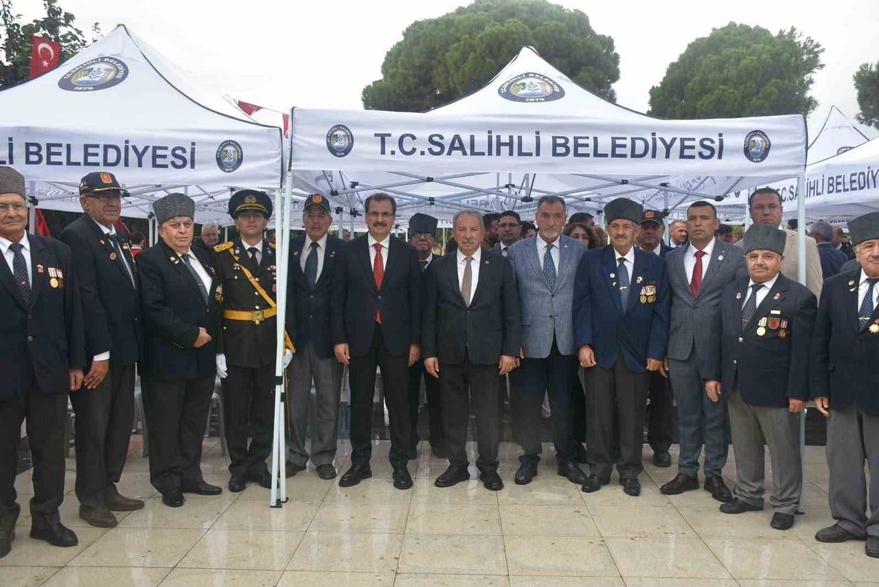 TÜRKİYE CUMHURİYETİ’NİN KURULUŞUNUN 103. YIL DÖNÜMÜ DOLAYISIYLA SALİHLİ’DE DÜZENLENEN ÇELENK SUNMA...