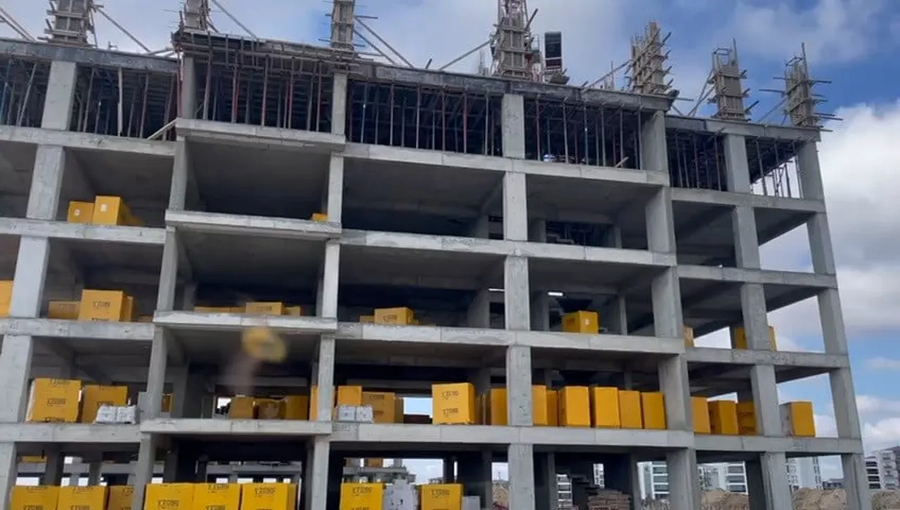 TEKİRDAĞ'IN ÇERKEZKÖY İLÇESİNDE BİR İNŞAATIN 6. KATINDAN DÜŞEREK AĞIR YARALANAN İŞÇİ, KALDIRILDIĞI...