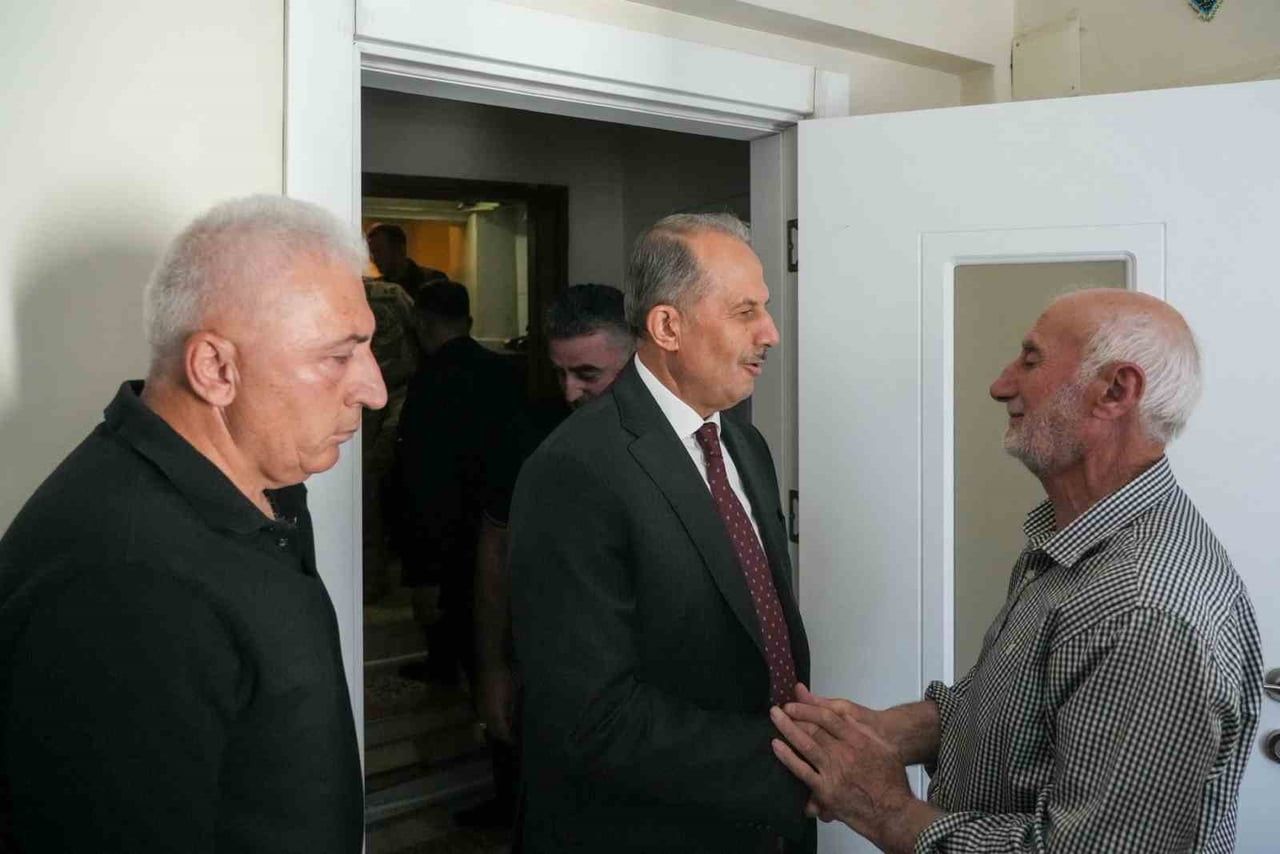 HAKKARİ VALİSİ İBRAHİM TAŞYAPAN, SÜPHA DUREK DAĞI'NDA HAYATINI KAYBEDEN DAĞCI YÜKSEL IŞIK'IN...