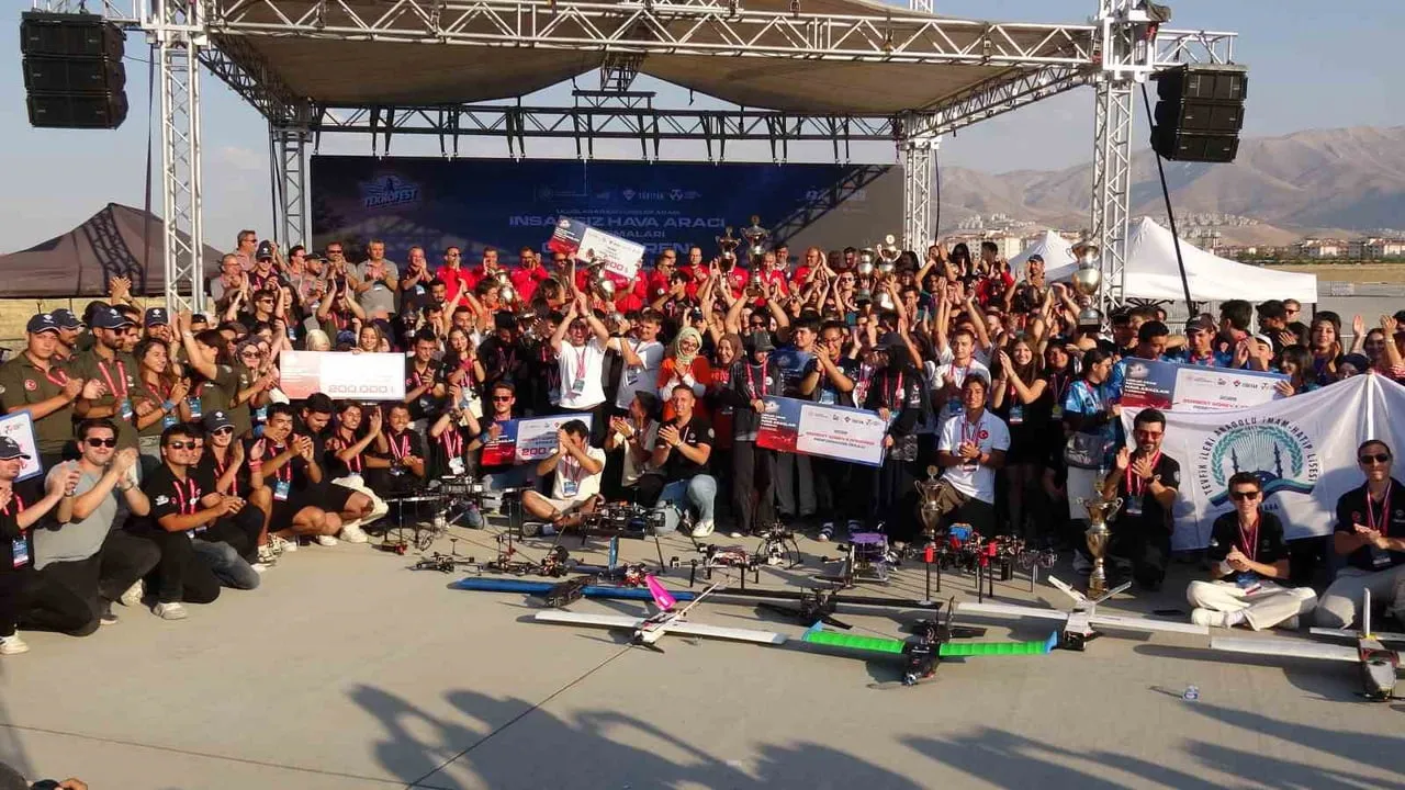 TEKNOFEST KAPSAMINDA MALATYA'DA DÜZENLENEN ULUSLARARASI VE LİSELER ARASI İNSANSIZ HAVA ARAÇLARI...
