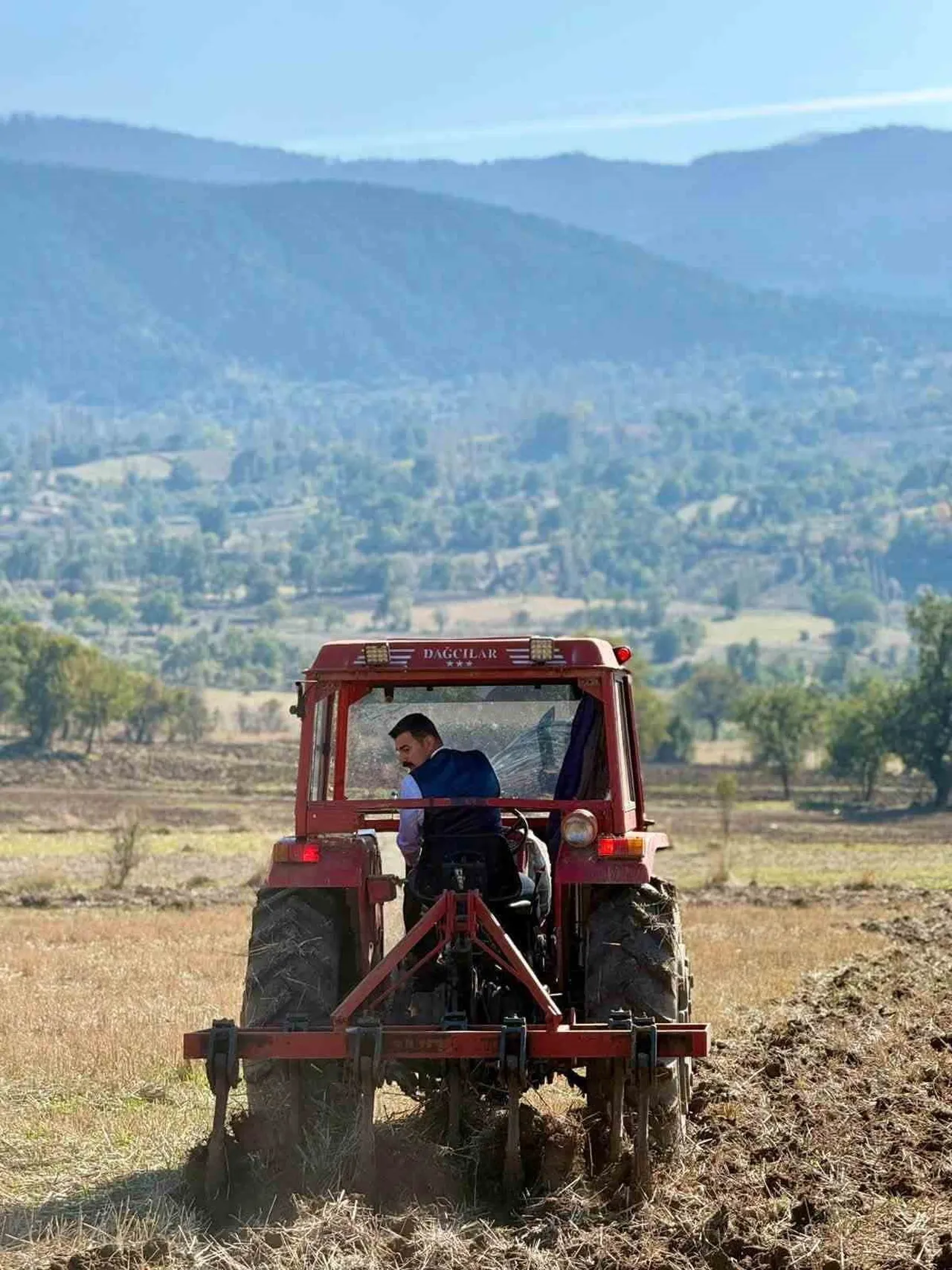 AMASYA’NIN HAMAMÖZÜ İLÇESİNDE KAYMAKAM DİREKSİYONUNA GEÇTİĞİ TRAKTÖRLE TARLA SÜRDÜ.