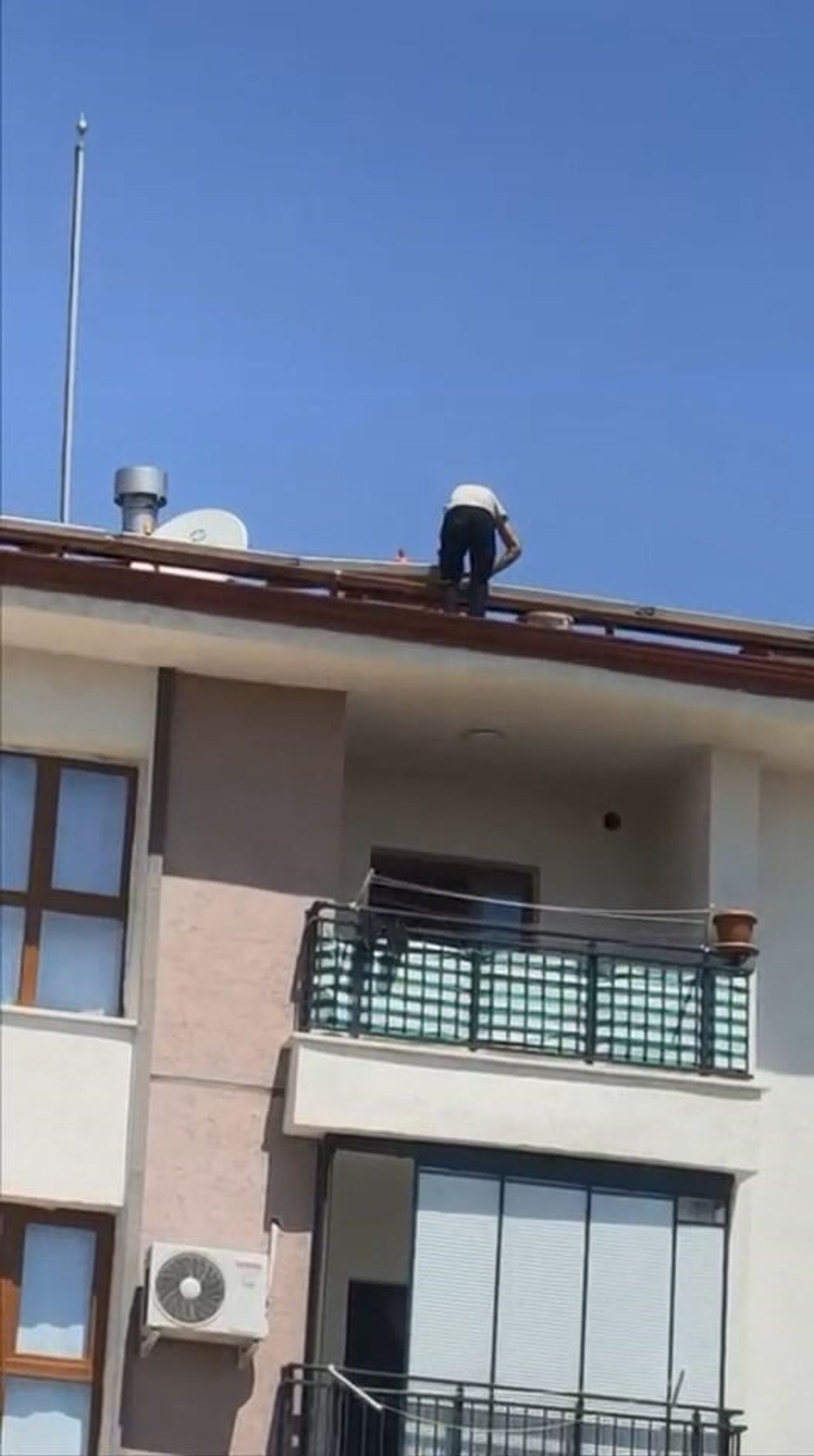 ELAZIĞ’DA HERHANGİ BİR ÖNLEM ALMADAN BİNANIN ÇATISINDA ÇALIŞAN İŞÇİ, YÜREKLERİ AĞIZLARA...