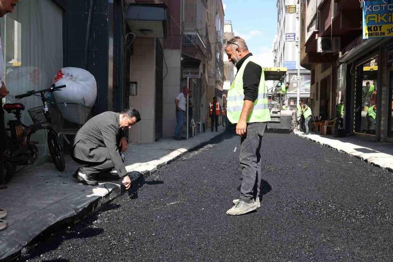 AKDENİZ BELEDİYESİ TARAFINDAN İLÇE GENELİNDE ULAŞIM KONFORUNUN ARTIRILMASI AMACIYLA YÜRÜTÜLEN YOL...