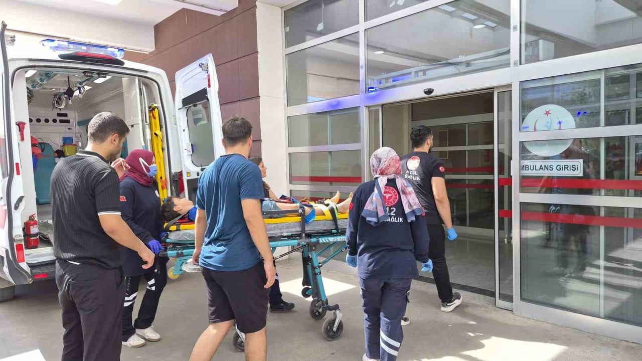 ADIYAMAN’DA MOTOSİKLET İLE BİSİKLETİN ÇARPIŞMASI SONUCU 11 YAŞINDAKİ ÇOCUK YARALANDI.