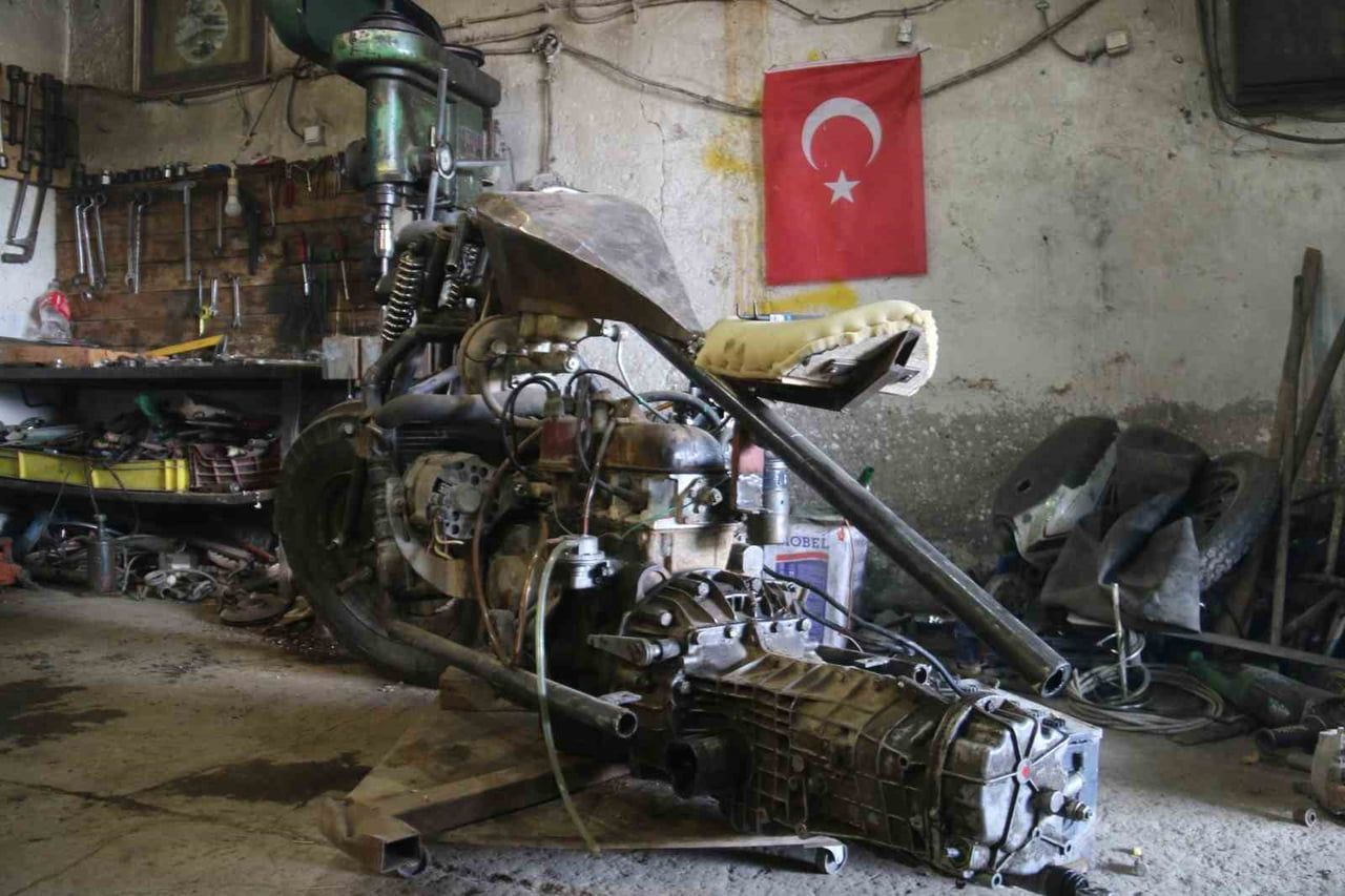 SİVAS’TA YAŞAYAN 22 YAŞINDAKİ GENÇ, OTOMOBİL MOTORUNU SÖKEREK MOTOSİKLET YAPMAYA BAŞLADI....