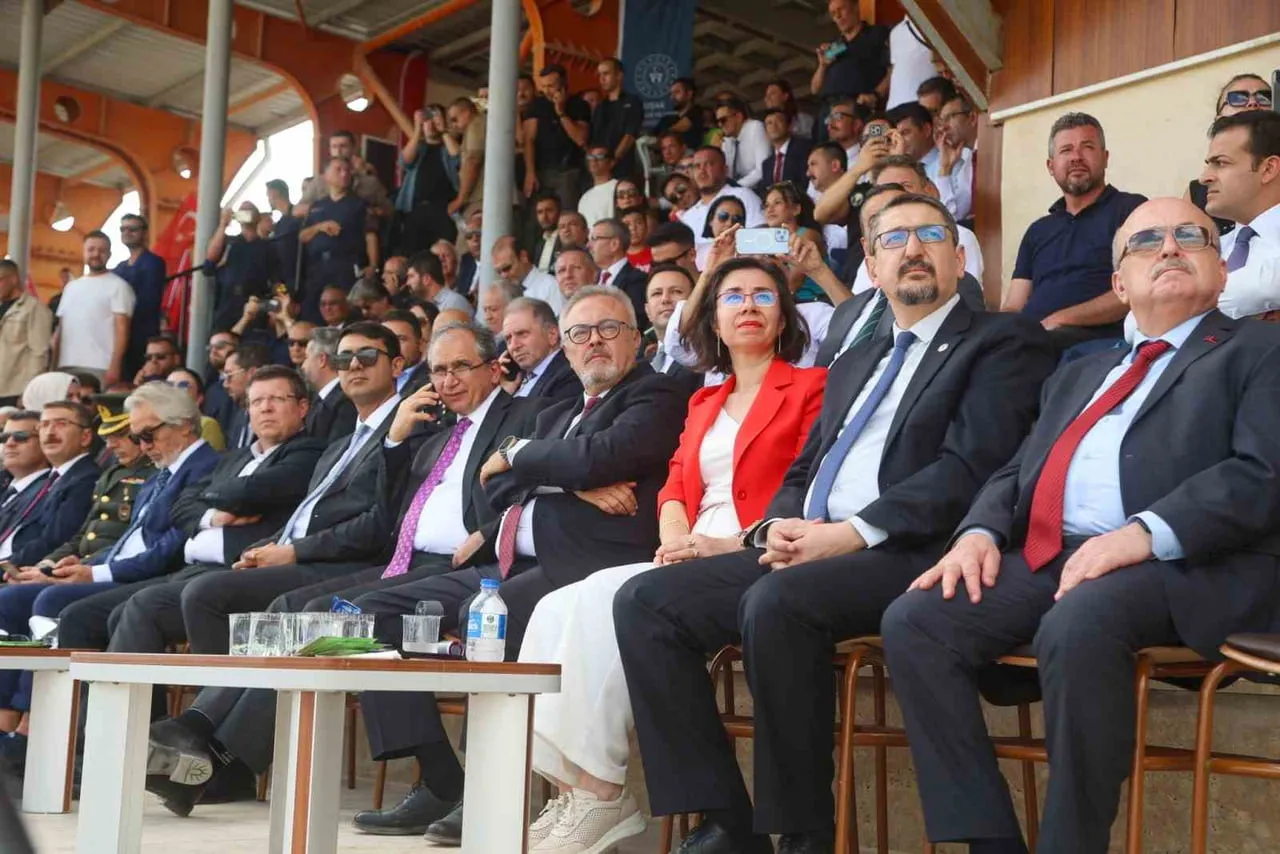 UŞAK’IN DÜŞMAN İŞGALİNDEN KURTULUŞUNUN 104. YIL DÖNÜMÜ DOLAYISIYLA DÜZENLENEN TÖRENDE ÇEŞİTLİ...