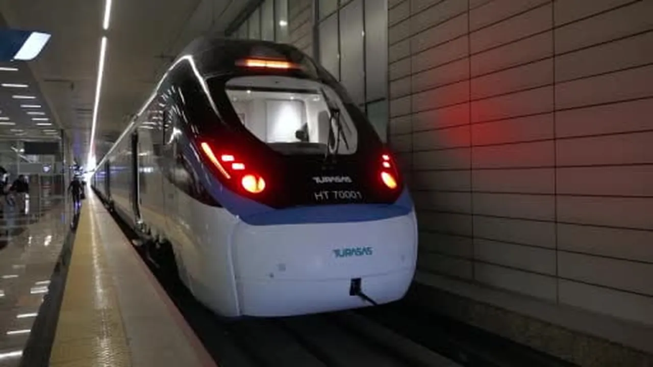 Bakan Uraloğlu: "Saatte 225 kilometre hızla hizmet verecek olan trenimizle saatte 250 kilometre...