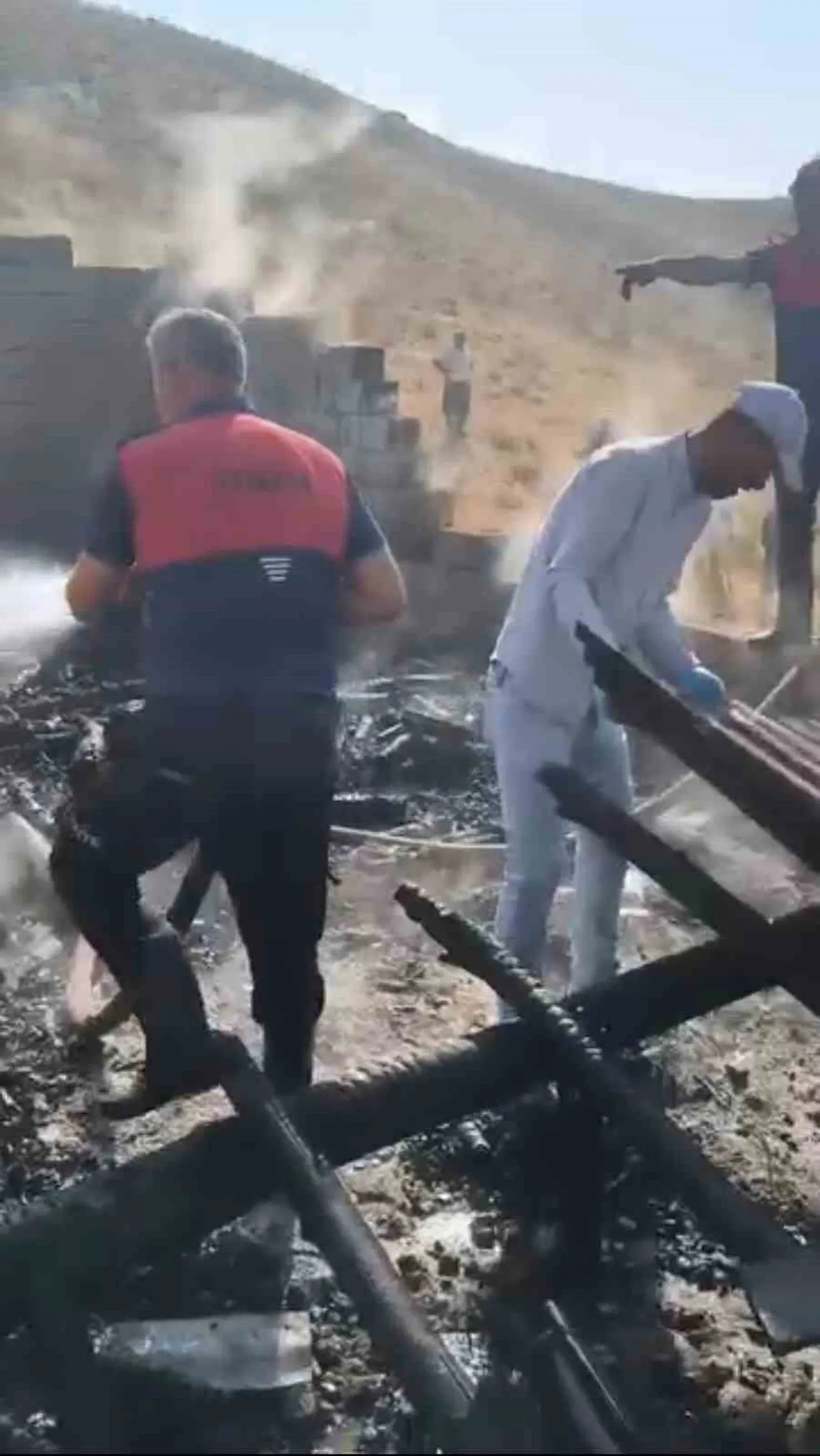 HAKKARİ'NİN YÜKSEKOVA İLÇESİNDE ÇIKAN YANGINDA TEK KATLI EV KULLANILAMAZ HALE GELDİ.