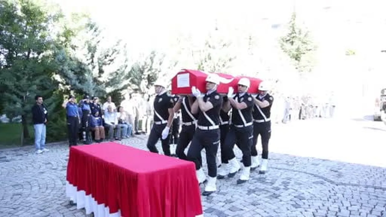 Elazığ’da trafik kazasında hayatını kaybeden polis, memleketine uğurlandı