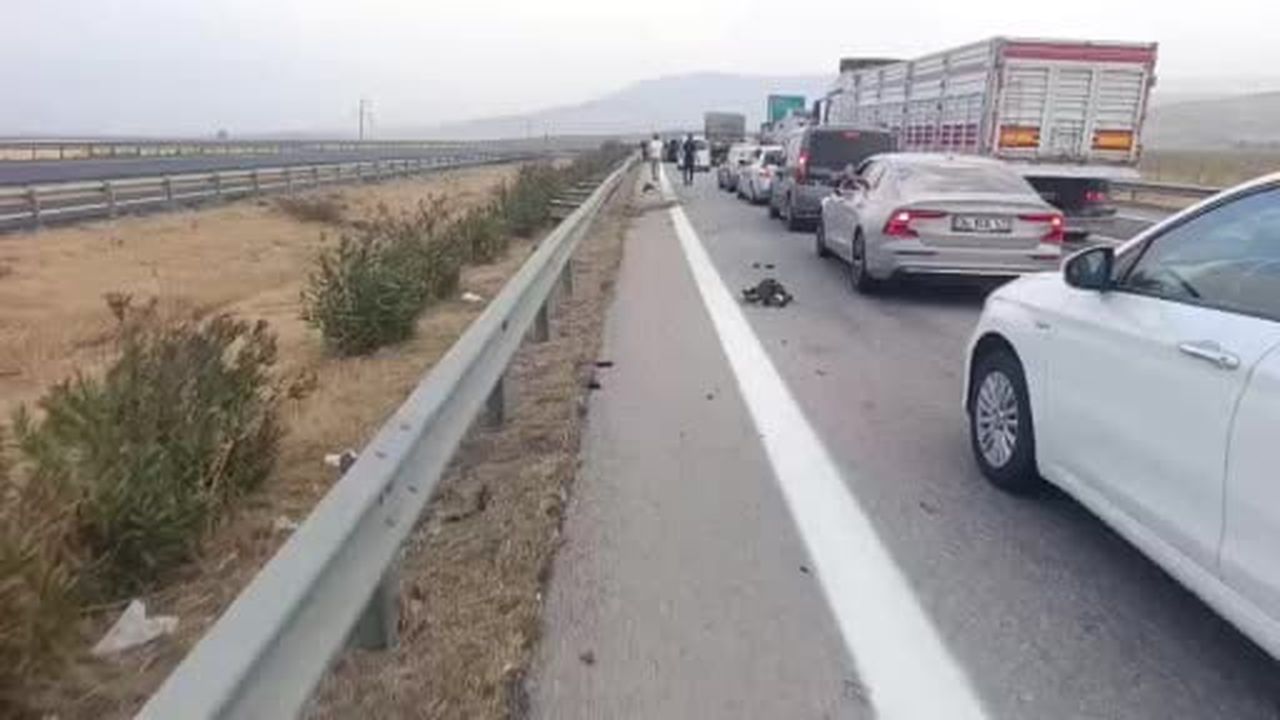 Kontrolden çıkan otomobil önündeki tıra ve bariyerlere çarptı: 3 yaralı