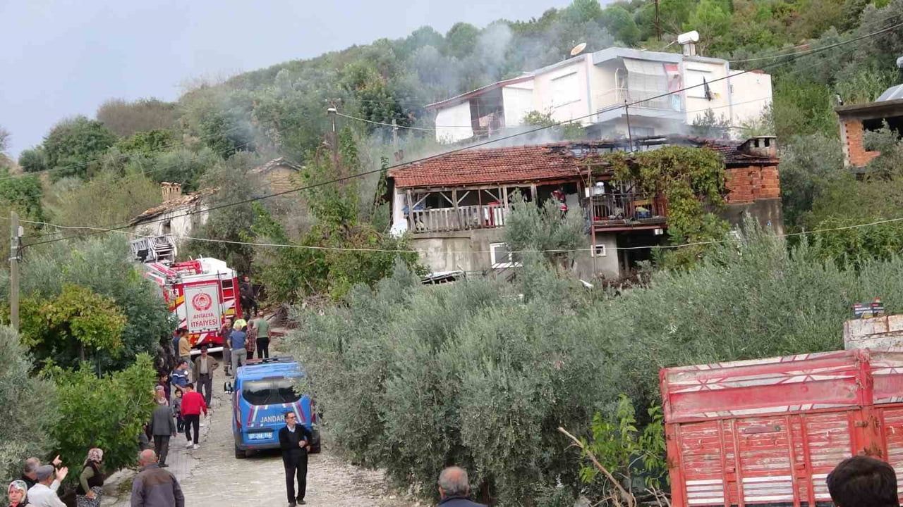 ANTALYA’NIN MANAVGAT İLÇESİNDE KÂGİR OLARAK ADLANDIRILAN KÖY EVİ YANARAK KULLANILAMAZ HALE GELDİ....