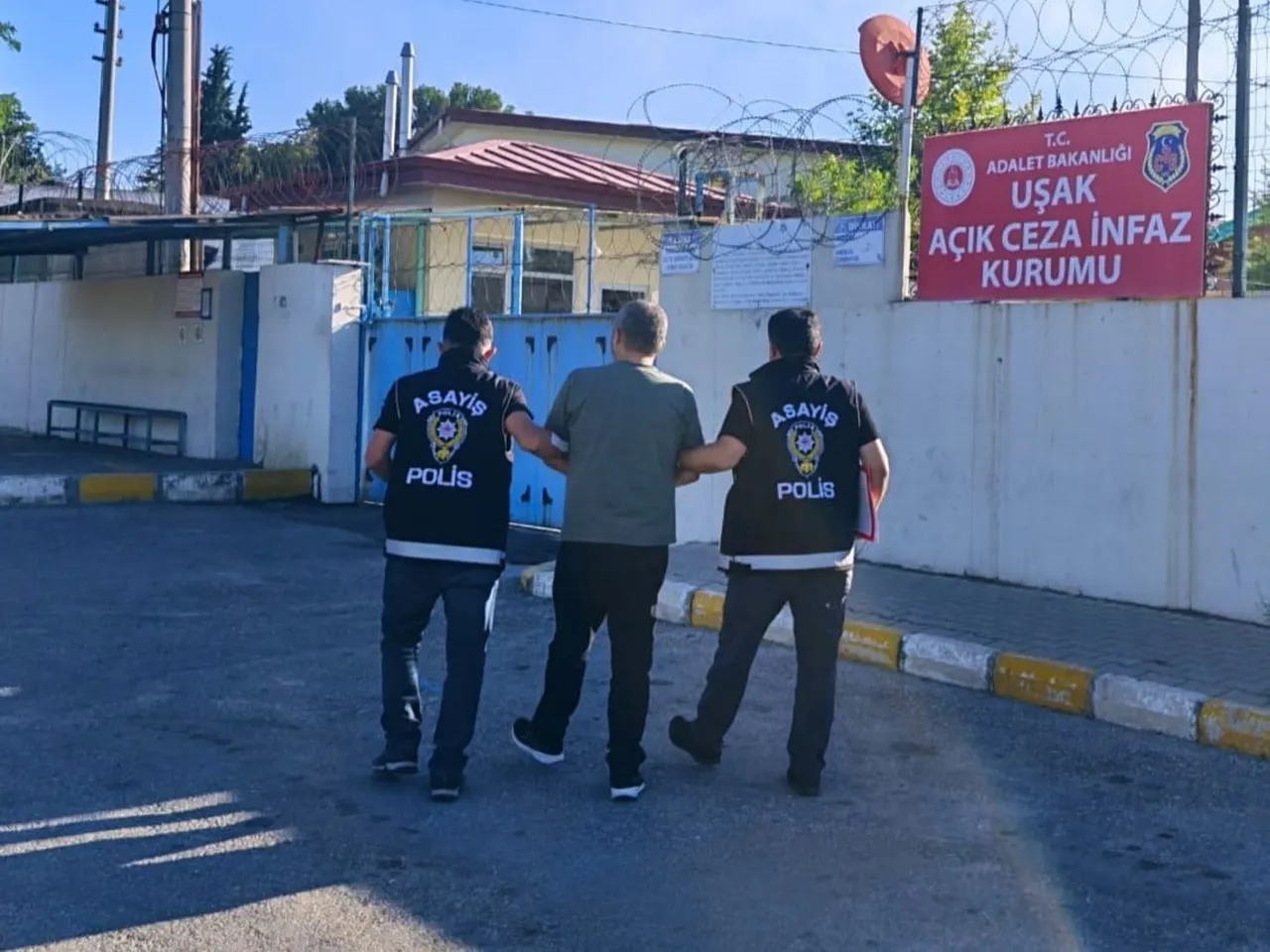 UŞAK’TA HAKKINDA KESİNLEŞMİŞ HAPİS CEZASI BULUNAN BİR ŞAHIS, POLİS EKİPLERİNİN YÜRÜTTÜĞÜ...