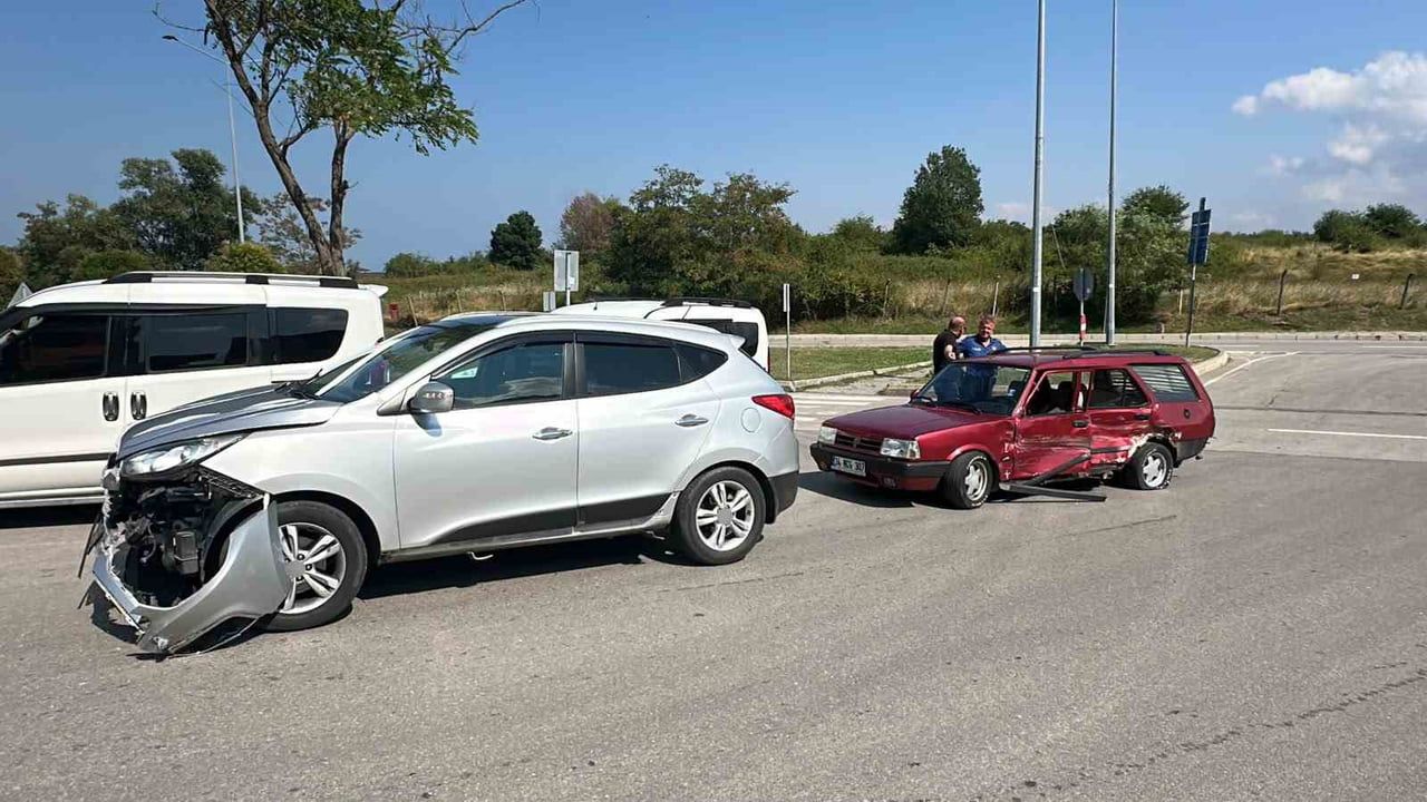 SAMSUN'UN İLKADIM İLÇESİNDE BULUNAN BİR KAVŞAKTA SUV ARAÇ İLE OTOMOBİLİN ÇARPIŞMASI SONUCU 1 KİŞİ...