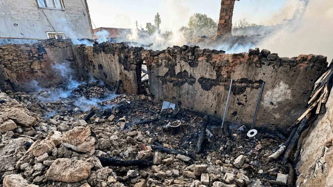 KESKİN İLÇESİNDE ÇIKAN YANGINDA KERPİÇ BAĞ EVİ İLE YANINDAKİ SAMANLIK KULLANILAMAZ HALE...