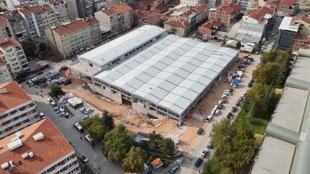ESKİŞEHİR BÜYÜKŞEHİR BELEDİYESİ, YAPIMI SÜRDÜRÜLEN KAPALI PAZAR YERİ PROJESİ’NDE FİZİKİ...