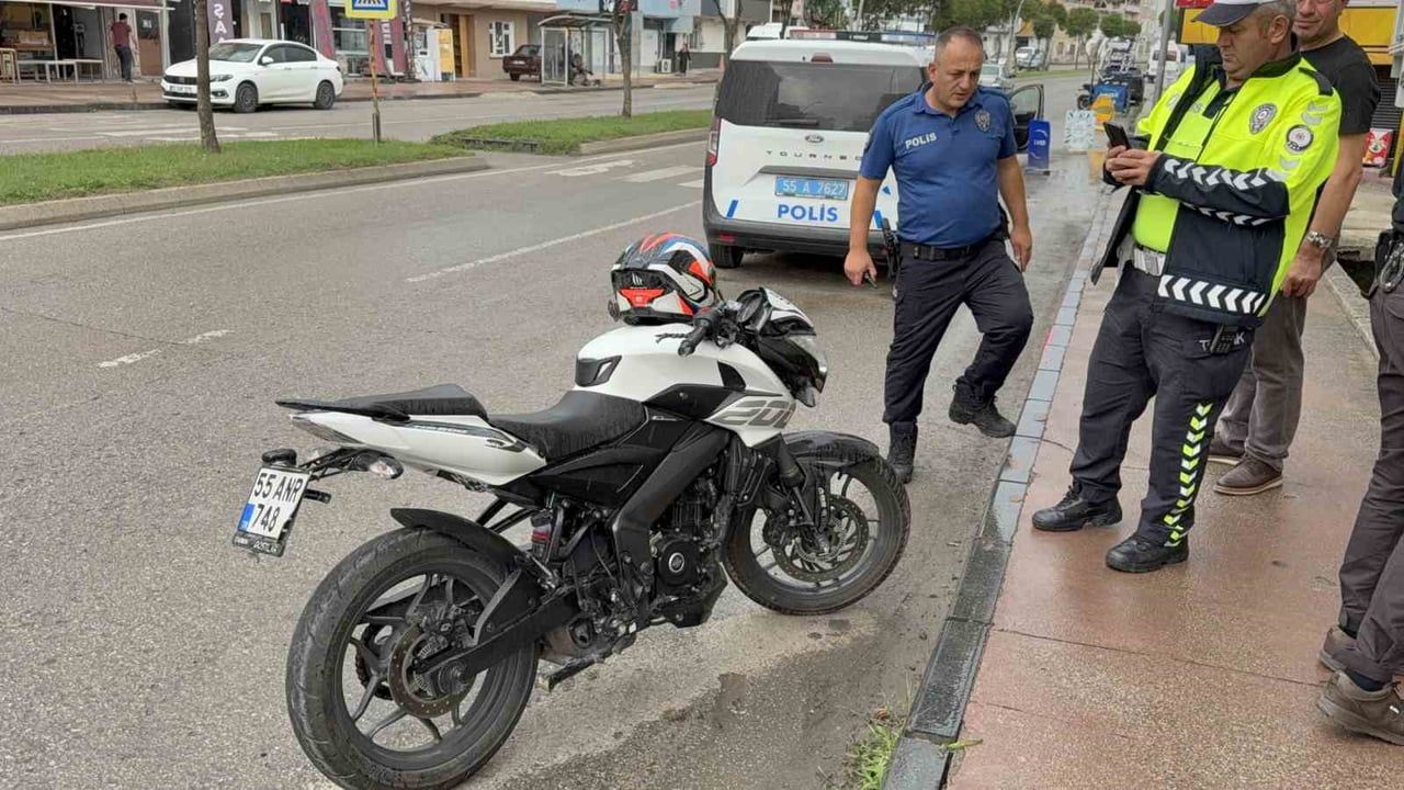 SAMSUN’UN İLKADIM İLÇESİNDE MOTOSİKLETİN OTOMOBİLE ÇARPMASI SONUCU MEYDANA GELEN TRAFİK KAZASINDA...