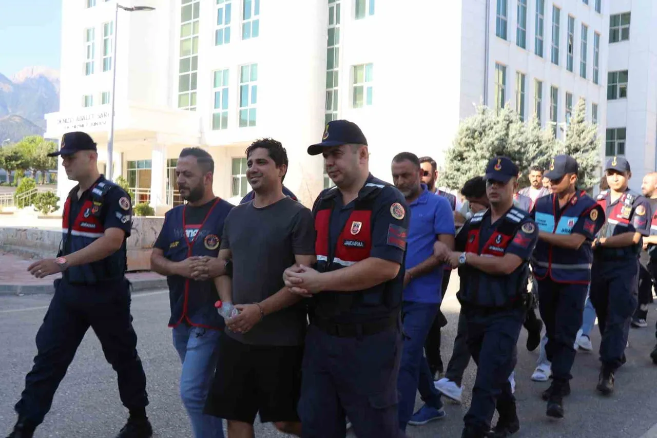 GÖZALTINA ALINAN 7 ŞÜPHELİ ÇIKARILDIKLARI MAHKEMECE TUTUKLANDI