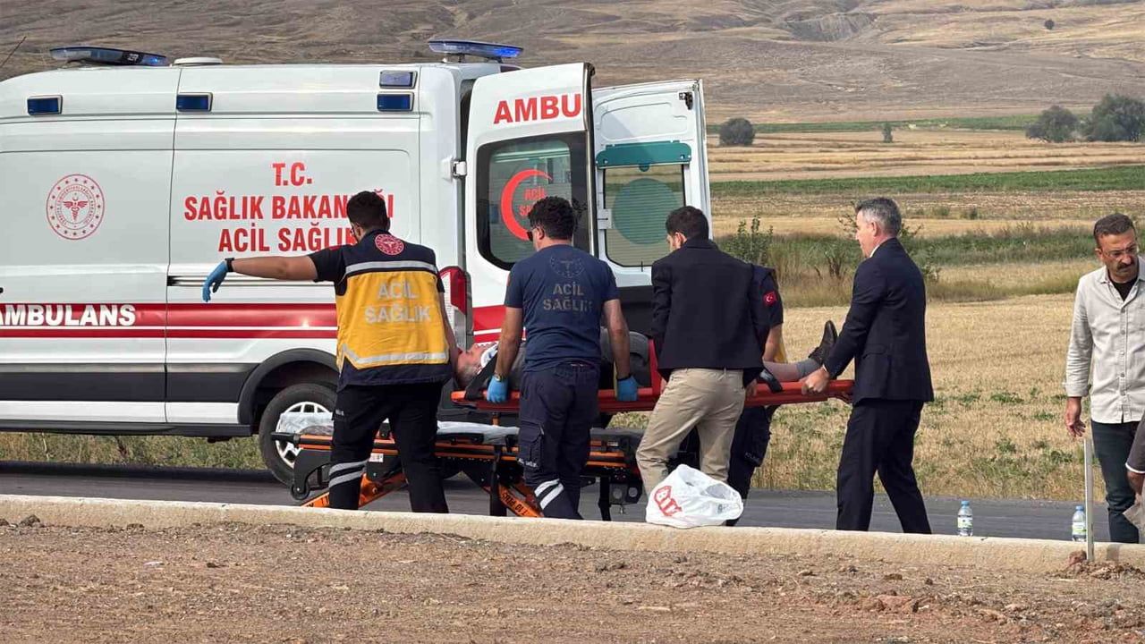 SİVAS'TA İKİ OTOMOBİLİN KARIŞTIĞI TRAFİK KAZASINDA 4 KİŞİ YARALANDI