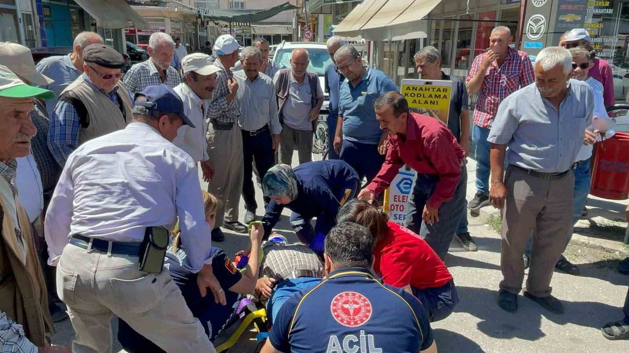 KARAMAN'DA OTOMOBİLLE ÇARPIŞAN MOTOSİKLETİN SÜRÜCÜSÜ YARALANDI. KAZA YERİNDEKİ BİR VATANDAŞIN...