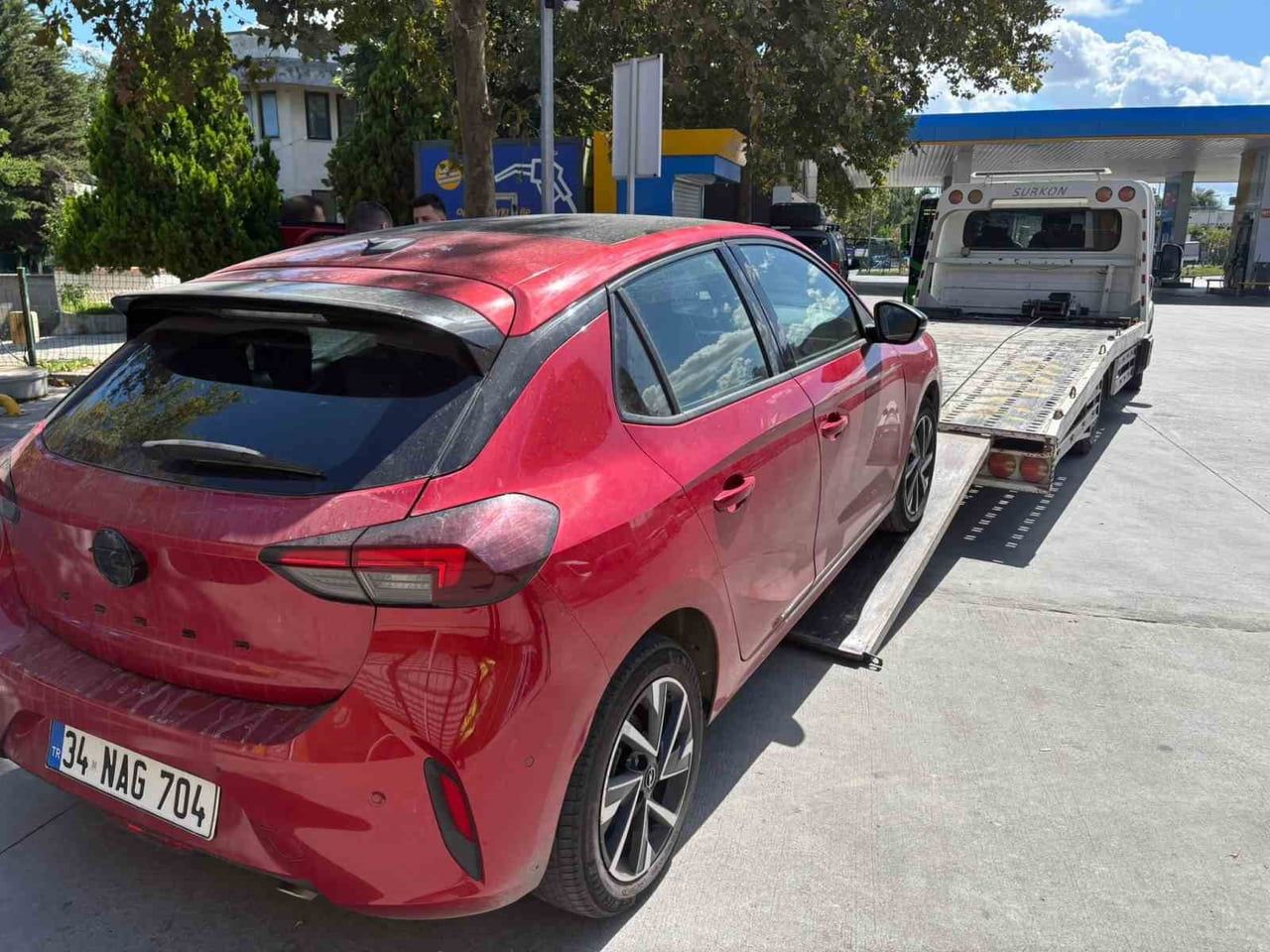 ARNAVUTKÖY'DE BİR VATANDAŞ, TRAFİKTE ART ARDA ŞERİT DEĞİŞTİREREK MAKAS ATAN 2 OTOMOBİLİ...
