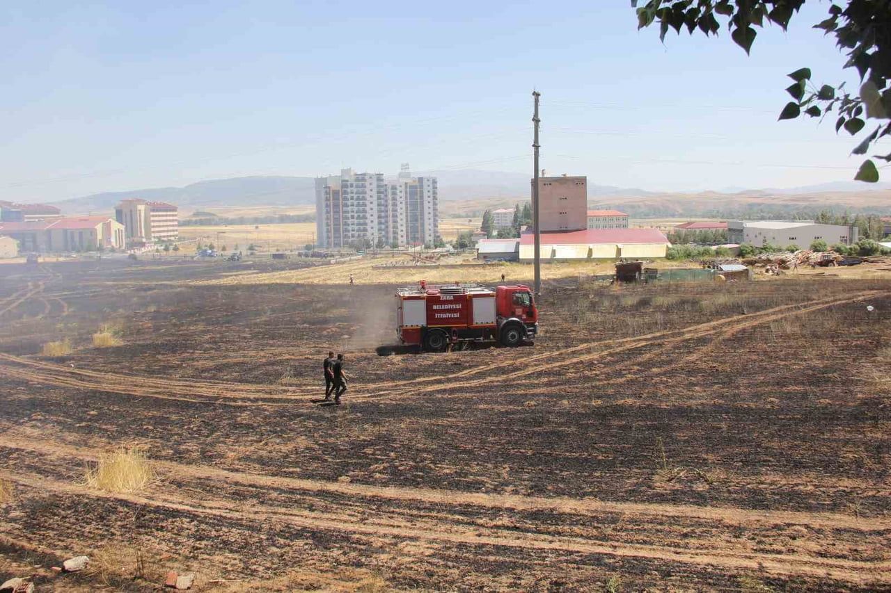 SİVAS’IN ZARA İLÇESİNDE BUĞDAY EKİLİ ARAZİDE ÇIKAN YANGIN YAKLAŞIK 80 DÖNÜM ALANI KÜLE...