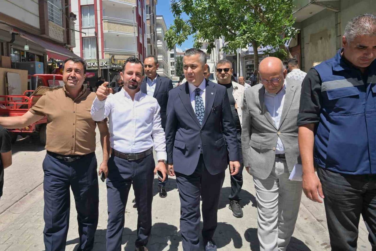 İNCELEMELER SIRASINDA BAŞKAN VEKİLİ AKSOY’A ÖRNEK MAHALLESİ MUHTARI EMİN KIZILATEŞ İLE ESENYURT...