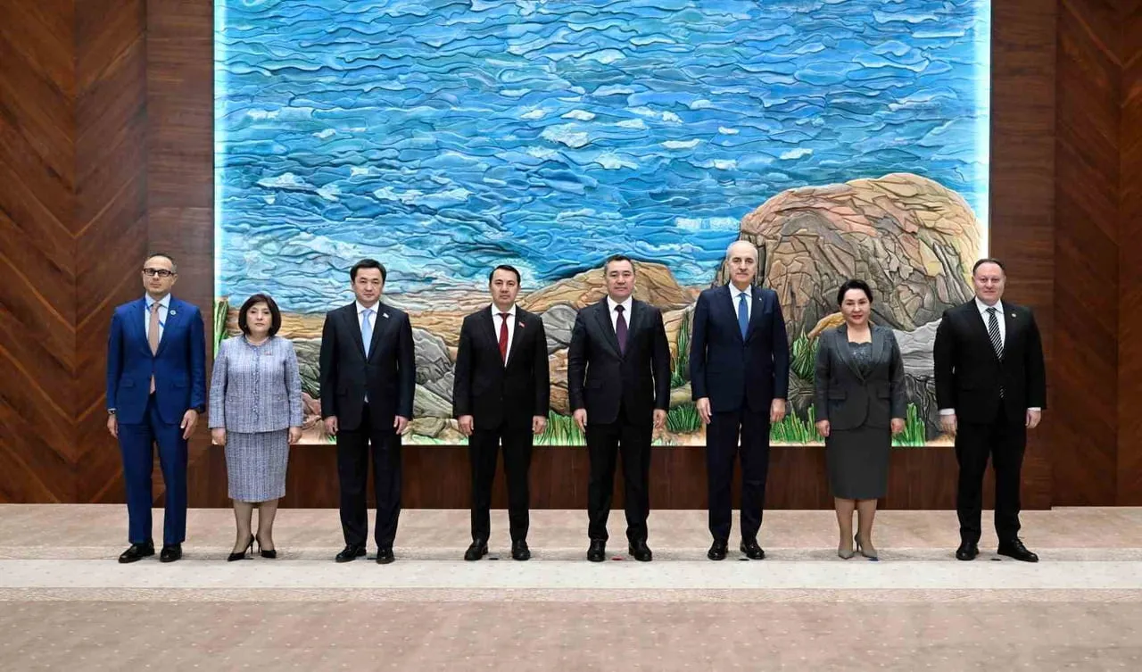 KKTC MECLİS BAŞKANI ÖZTÜRKLER (SAĞ BAŞTA, TÜRKPA AİLE FOTOĞRAFINDA TÜRK DÜNYASI LİDERLERİYLE BİR...