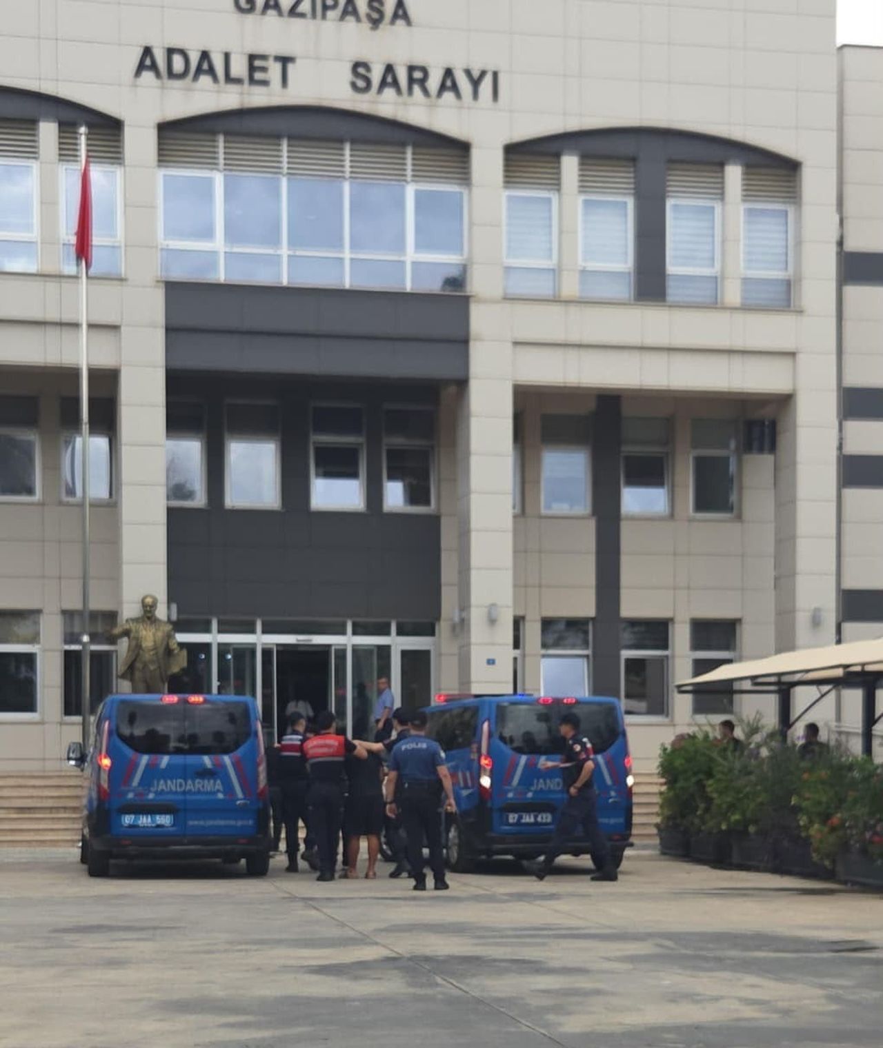 ANTALYA’NIN GAZİPAŞA İLÇESİNDE, GÖREVLİ POLİS MEMURU İLE VETERİNER HEKİMİN DARBEDİLDİĞİ OLAYDA...
