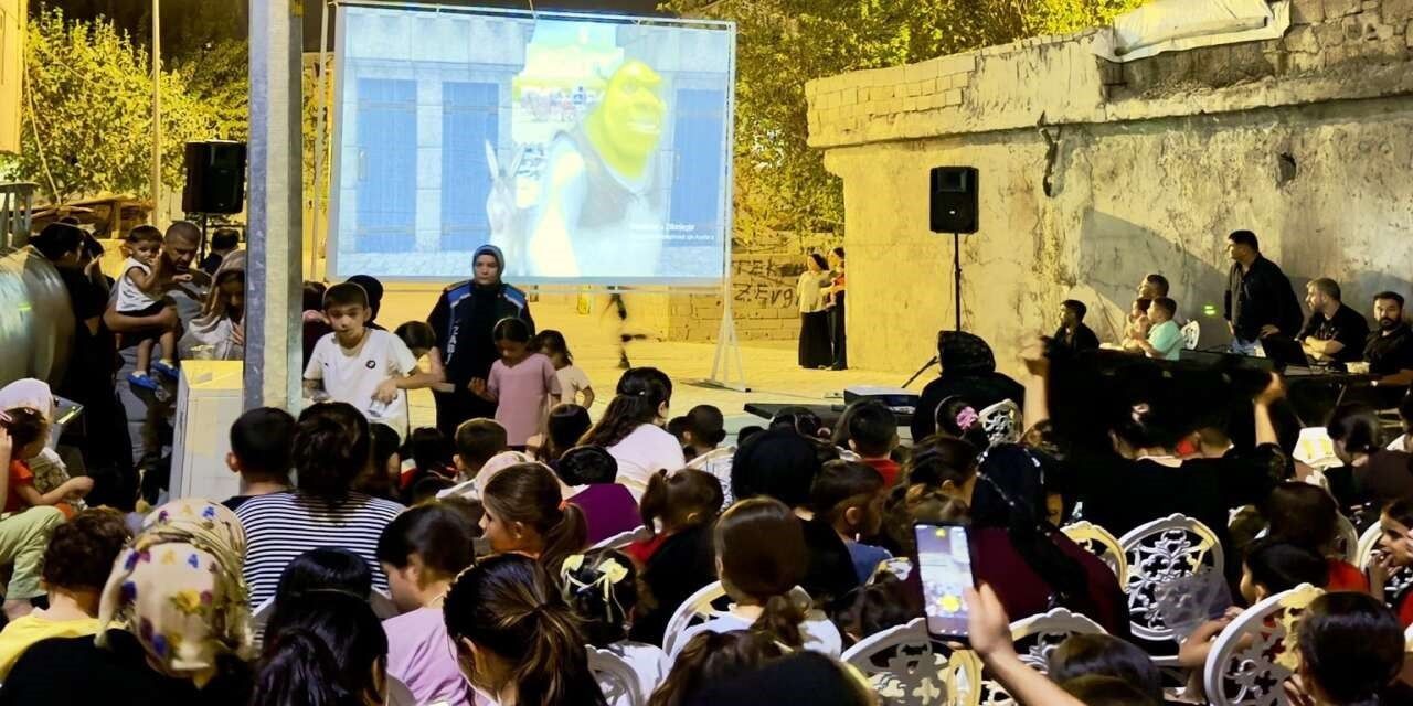 ŞIRNAK’IN SİLOPİ İLÇESİNDE ÇOCUKLAR VE AİLELER, YAZ AKŞAMINDA AÇIK HAVA SİNEMASINDA BULUŞTU. CUDİ...