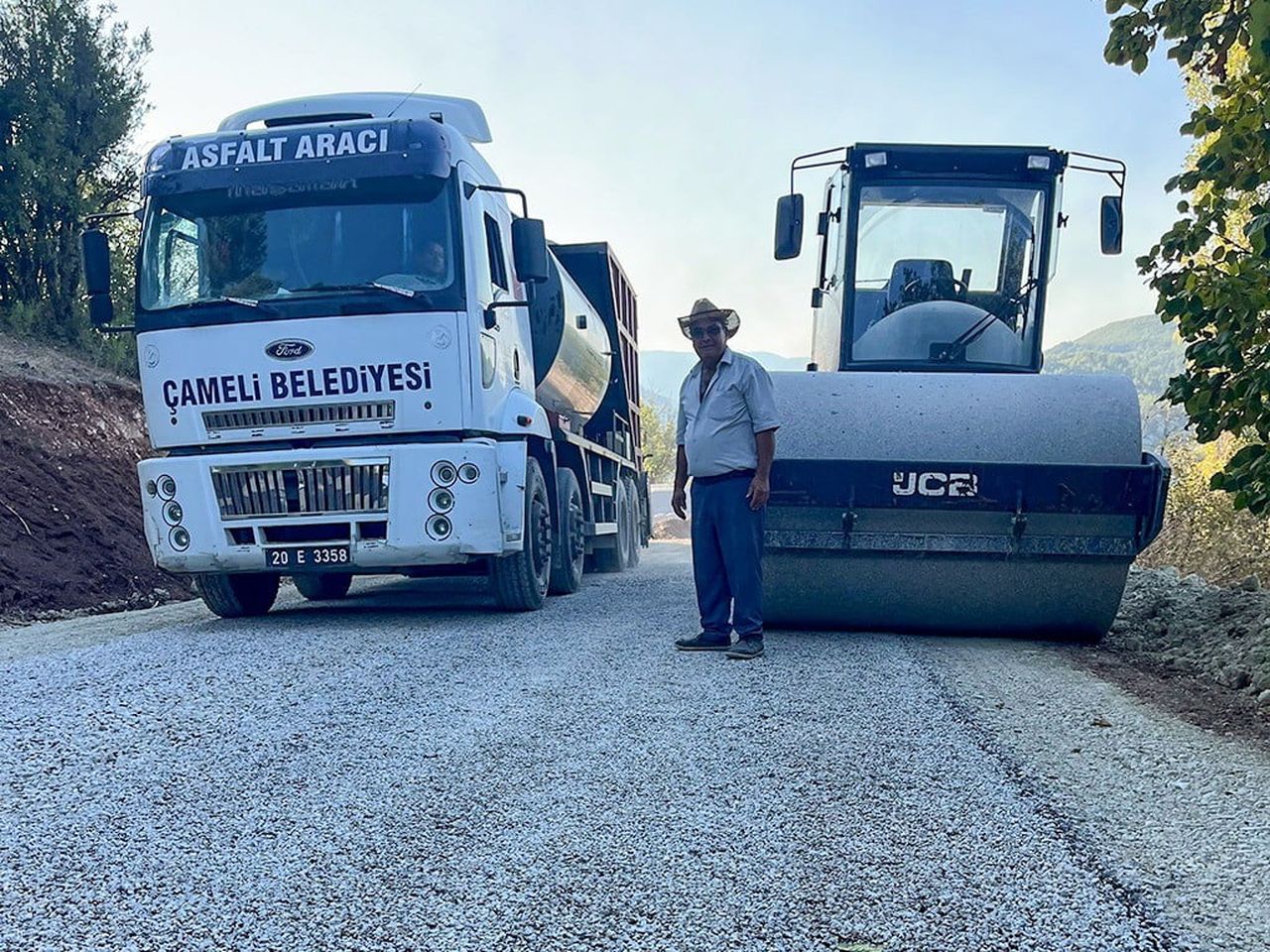 ÇAMELİ BELEDİYESİ, KENDİ İMKANLARIYLA SÜRDÜRDÜĞÜ YOL YAPIM VE ASFALTLAMA ÇALIŞMALARI KAPSAMINDA...