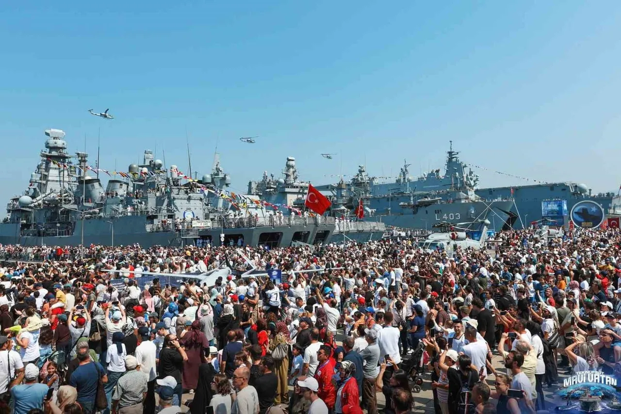 TEKNOFEST MAVİ VATAN'IN ÜÇÜNCÜ GÜNÜNDE GÖLCÜK TERSANESİ KOMUTANLIĞI ZİYARETÇİ AKININA...