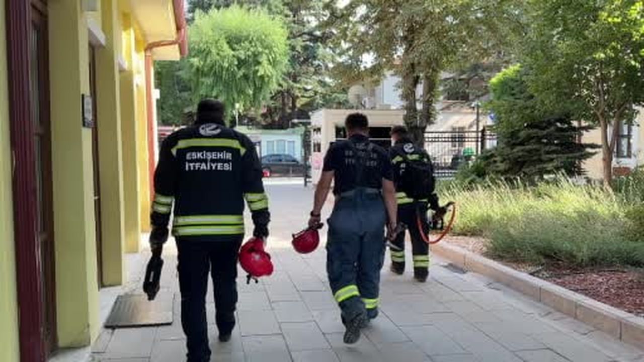Eskişehir'de trende ayağı sıkışan kadın yolcu itfaiye ekiplerince kurtarıldı