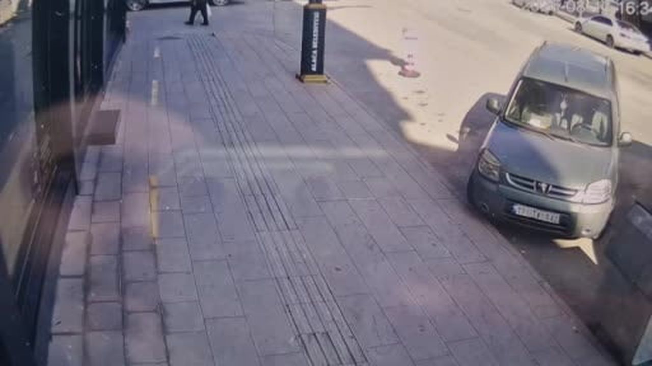 Park halindeki araçlara çarpan alkollü sürücüye 50 bin lira ceza: Kaza anı kamerada