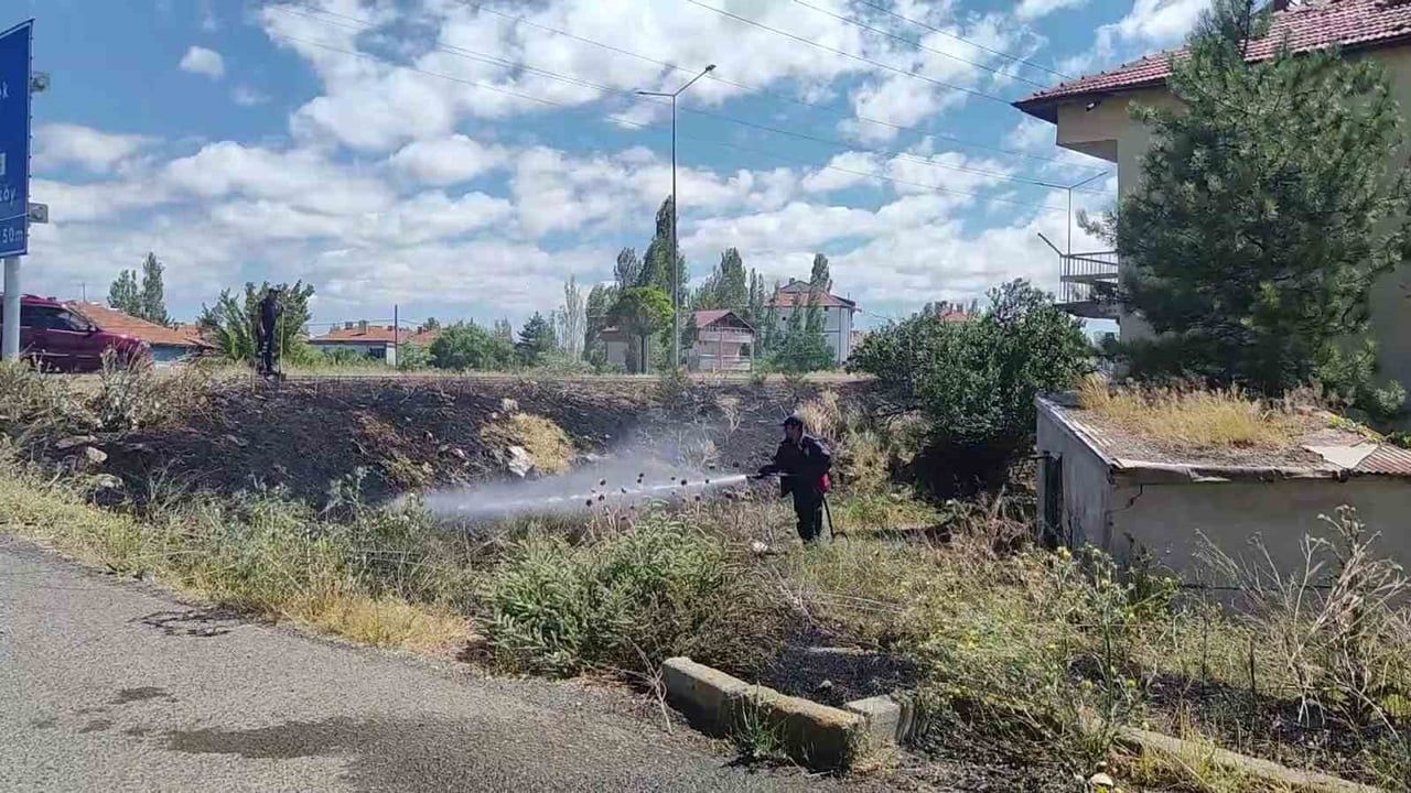SİVAS’IN ŞARKIŞLA İLÇESİNDE ETKİLİ OLAN FIRTINA YANGINA NEDEN OLDU, YANGIN ALEVLER EVLERE...
