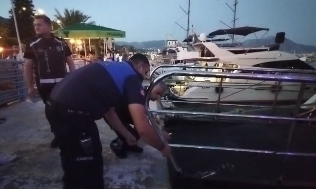 ANTALYA'NIN ALANYA İLÇESİNDE İKİ TUR TEKNESİNİN ÇALIŞANLARI ARASINDA ÇIKAN KAVGA SONRASI BELEDİYE...