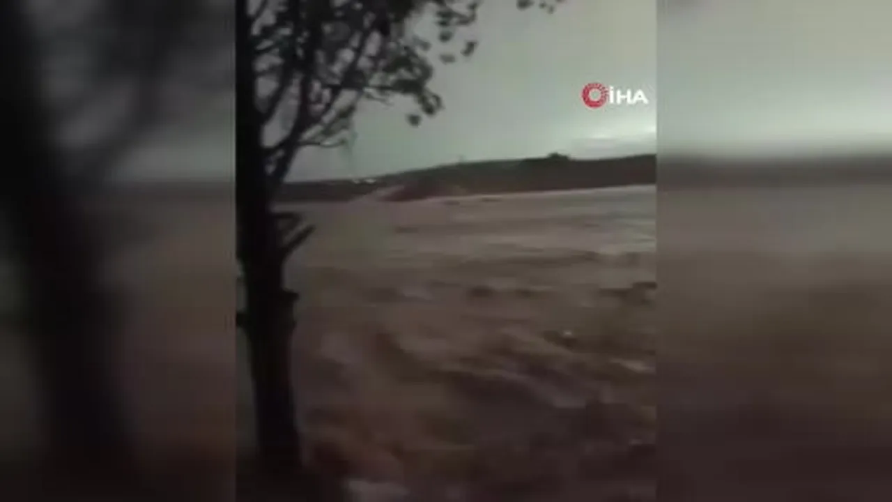 Suriye Acil Durum ve Afet Yönetimi Bakanlığı Sivil Savunma Ekipleri, ülke genelinde etkili olan...