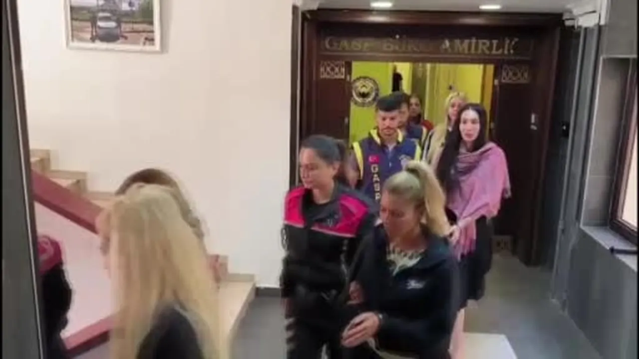 Şarkıcı Tuğba Ekinci’nin de aralarında bulunduğu 5 kişiye gözaltı