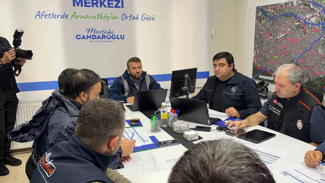 ARNAVUTKÖY BELEDİYESİ, 300 PERSONEL VE 80 ARAÇLA İLÇEDE 7 GÜN 24 SAAT ESASINA GÖRE ÇALIŞMALARINI...