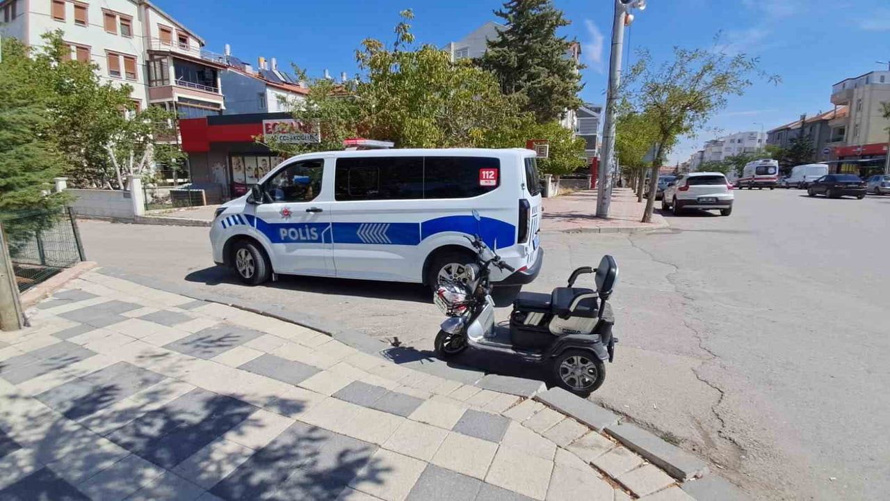 KARAMAN’DA ARACA ÇARPMAMAK İÇİN MANEVRA YAPAN 3 TEKERLEKLİ ELEKTRİKLİ BİSİKLETİN DEVRİLMESİ SONUCU...