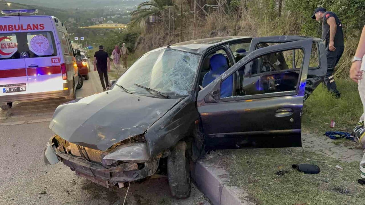 SAMSUN’DA OTOMOBİLİN YOLDAN ÇIKARAK ÇÖP KONTEYNERİNE ÇARPMASI SONUCU 2 KİŞİ YARALANDI.
