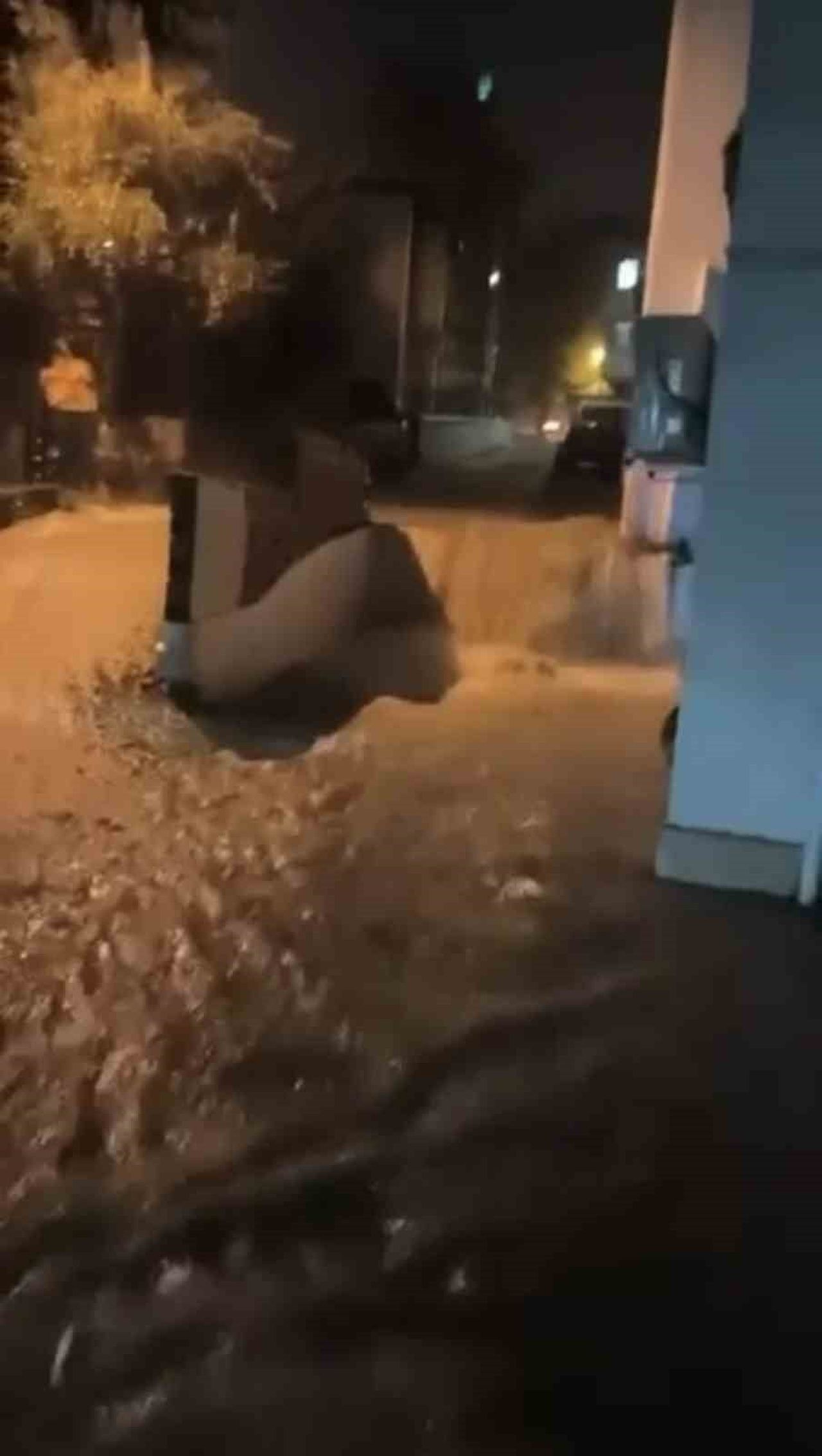 KOCAELİ’DE AKŞAM SAATLERİNDE BAŞLAYAN VE GECE SAATLERİNDE ETKİSİNİ ARTIRAN SAĞANAK YAĞIŞ NEDENİYLE...