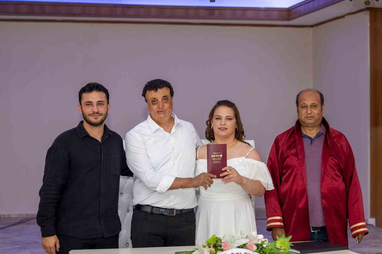 (SOLDAN SAĞA) ÇEVİRMEN ZEKİ CAN YUNAR, YASİN VE AYŞE YASA ÇİFTİ, NİKAH MEMURU
