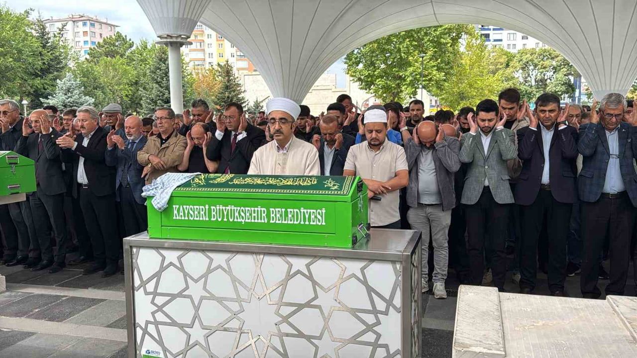 KAYSERİ'NİN HACILAR İLÇESİNDE KAYALIK ALANDA YÜRÜYEN BABASININ KUCAĞINDAYKEN, KAYADAN KOPAN TAŞ...