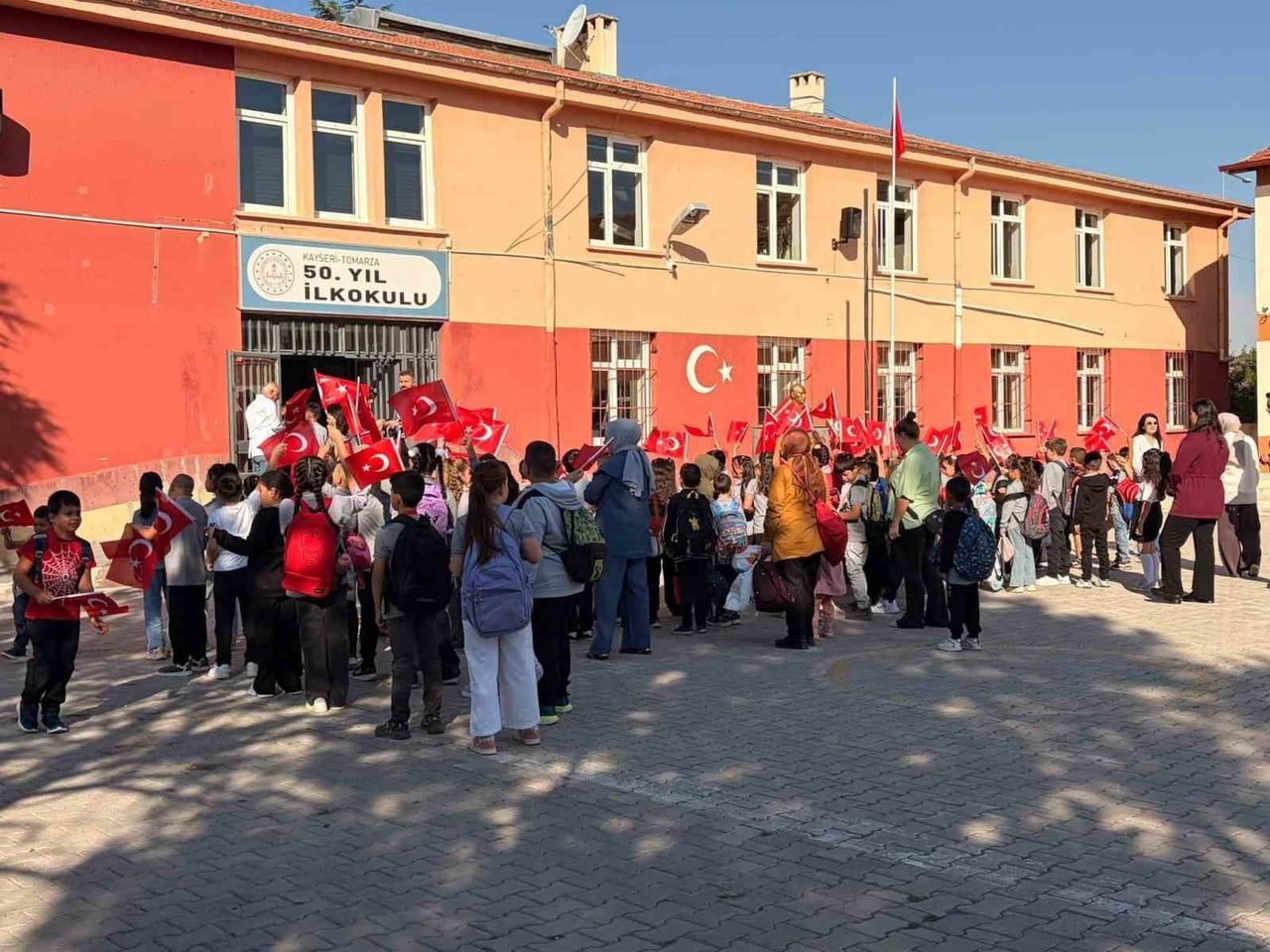 TÜM YURTTA OLDUĞU GİBİ KAYSERİ'NİN TOMARZA İLÇESİNDE DE 2026-2027 EĞİTİM ÖĞRETİM YILI COŞKUYLA...