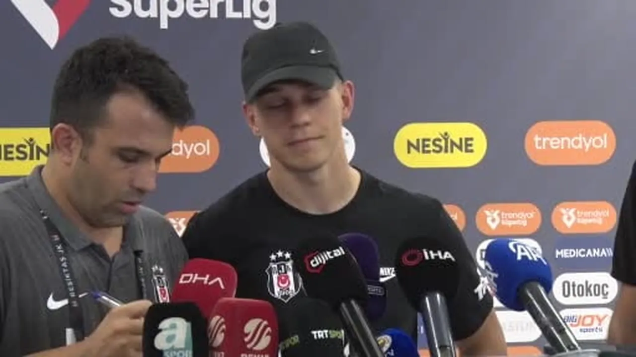 Beşiktaş'ın Belçikalı futbolcusu Leandro Trossard, Fenerbahçe'yi 2-1 mağlup ettikleri derbi...