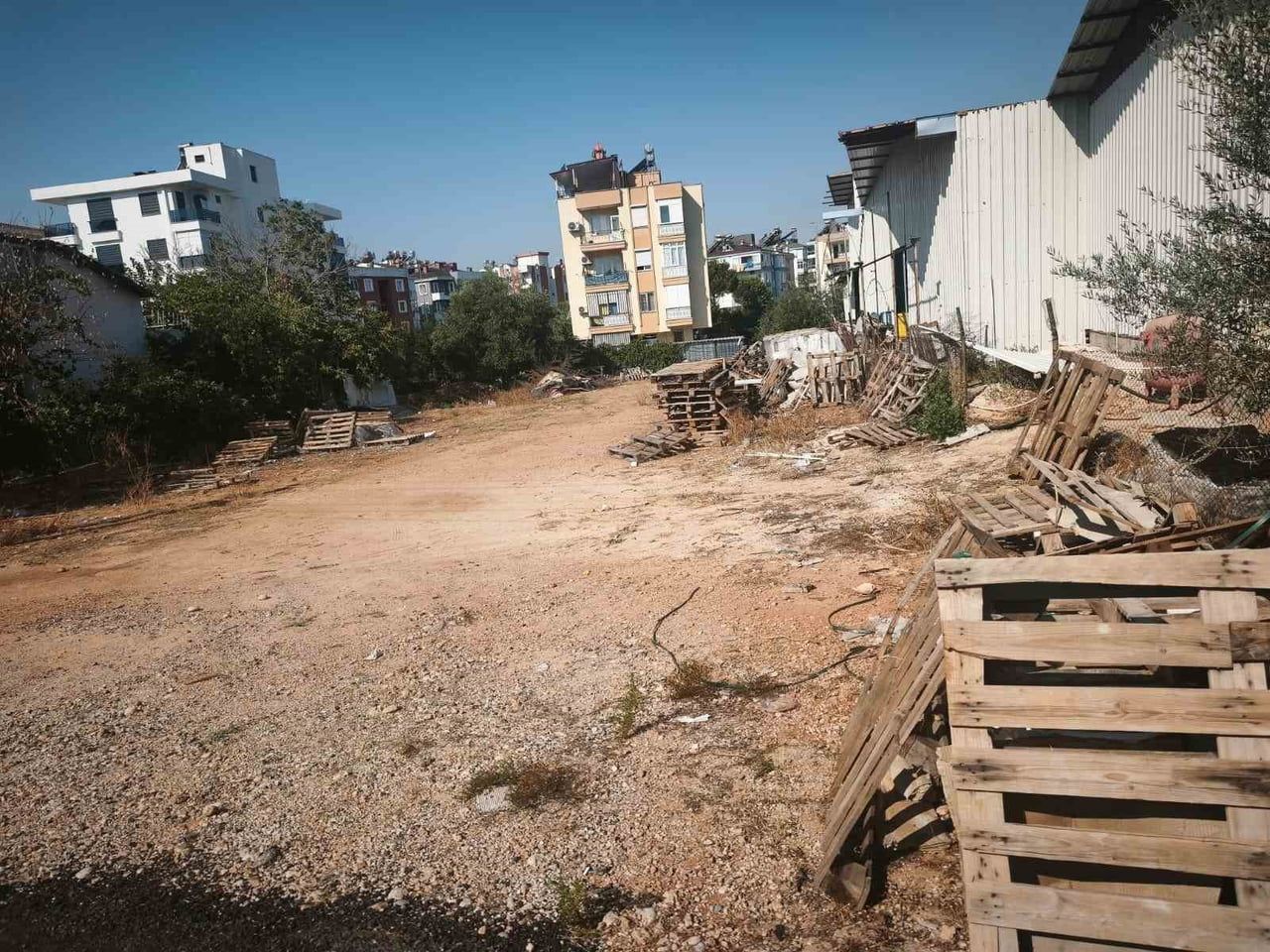 KEPEZ BELEDİYESİ, AKTOPRAK MAHALLESİ’NDE ÇEVRE KİRLİLİĞİNE VE KAMU ALANLARININ İŞGALİNE YÖNELİK...