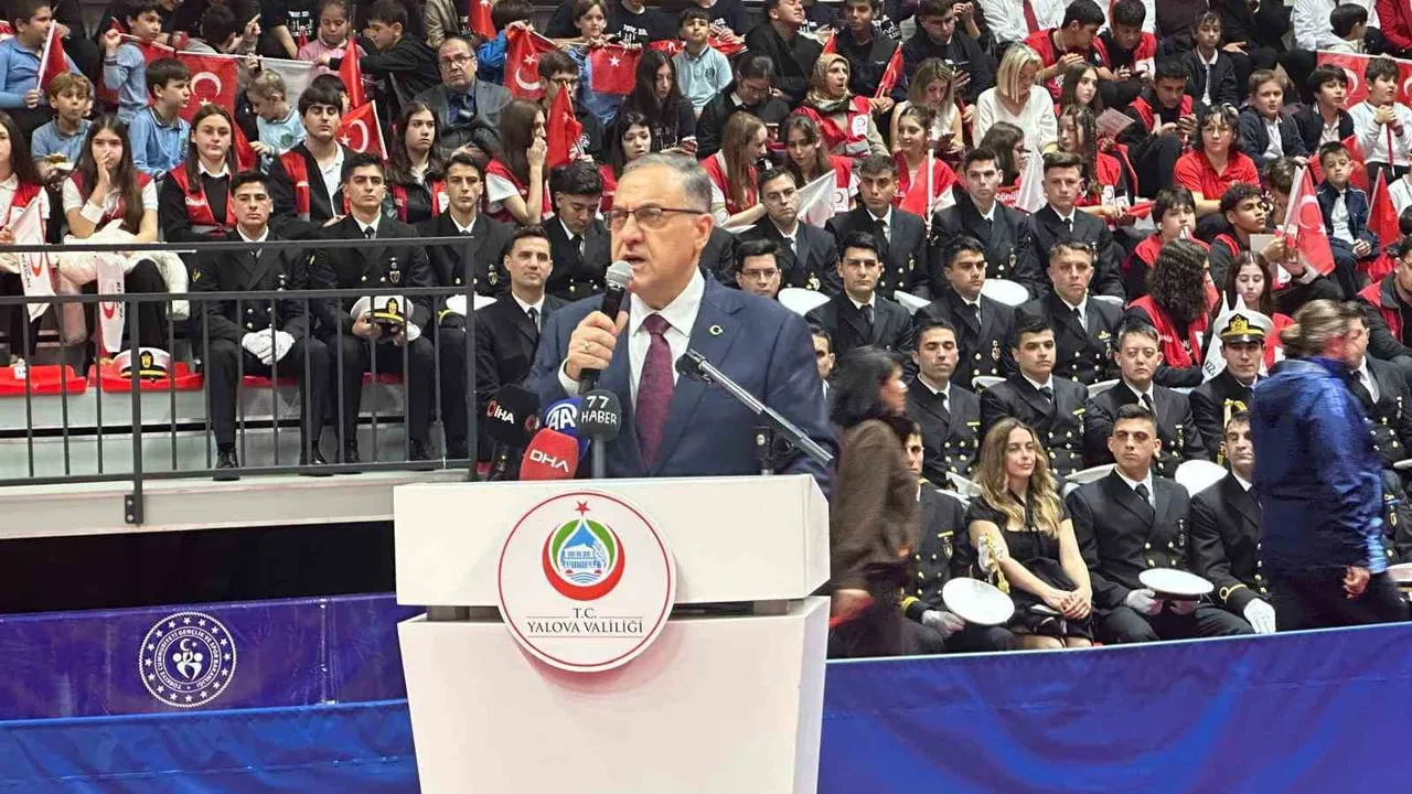 YALOVA’DA 29 EKİM CUMHURİYET BAYRAMI ÇEŞİTLİ ETKİNLİKLERLE KUTLANIYOR. TÖRENDE YALOVA VALİSİ...